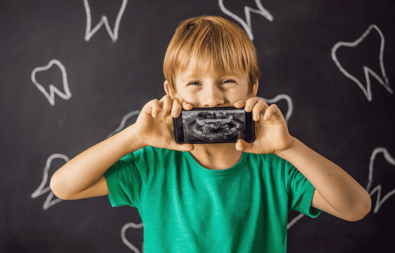 Niño muestra una fotografía con una panorámica